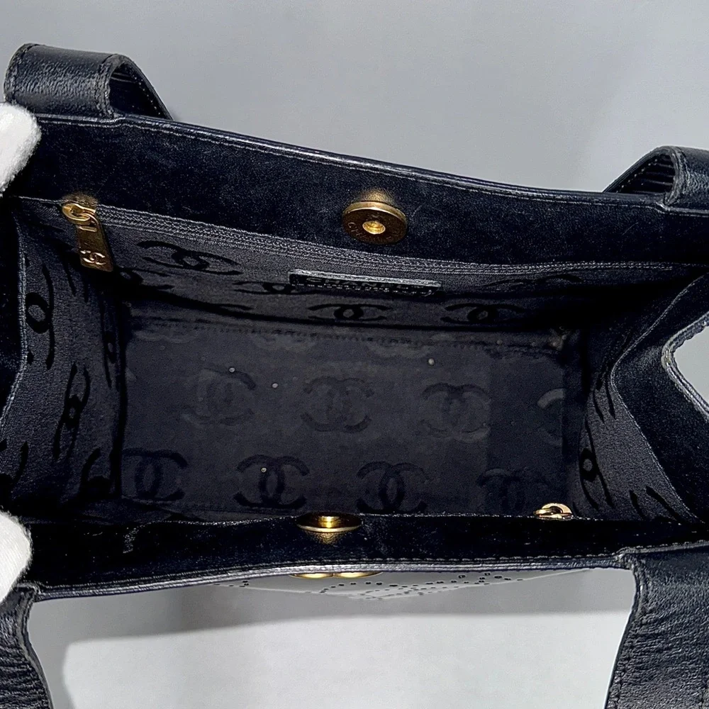 🔥SOLD🔥CHANEL Camelia Enamel Tote Bag - Picture 15 of 17